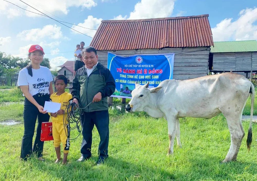 Tủ bánh mì 0 đồng của thầy Vũ Văn Tùng