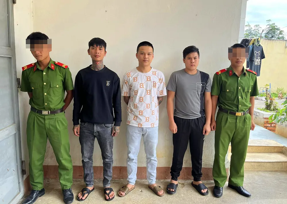 11 đối tượng vào quán karaoke để sử dụng trái phép chất ma tuý