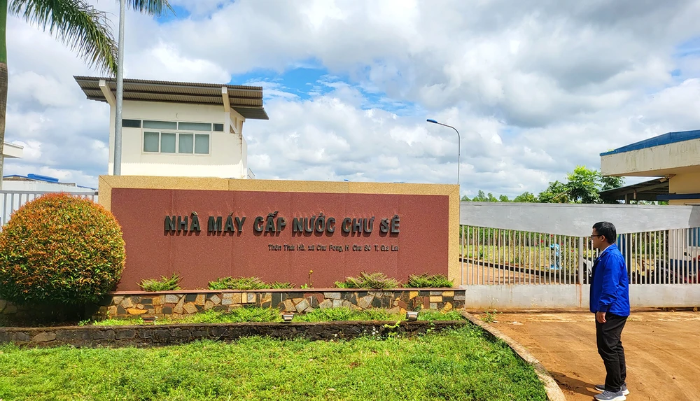 Nhà máy Cấp nước Chư Sê bị ngừng cấp điện do nợ tiền điện kéo dài. Ảnh: HP. Nhà máy nước Chư Sê ngừng cấp nước sinh hoạt do nhân viên nộp tiền không đủ