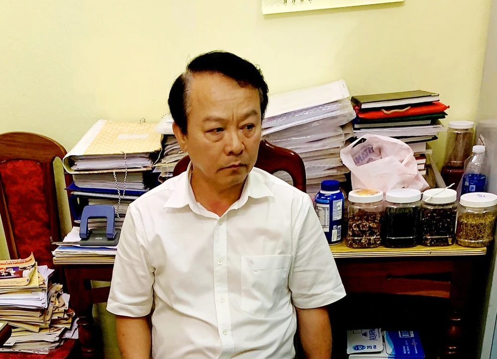 Ông Võ Đình Sớm lúc bị bắt quả tang nhận hối lộ tại phòng làm việc, TAND tỉnh Gia Lai. Ảnh: CN. Thẩm phán Võ Đình Sớm nhận hối lộ