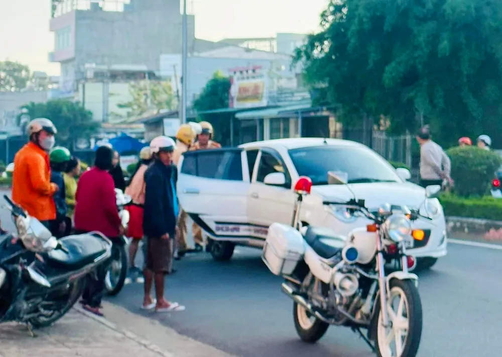 Hai CSGT giúp sản phụ sinh con