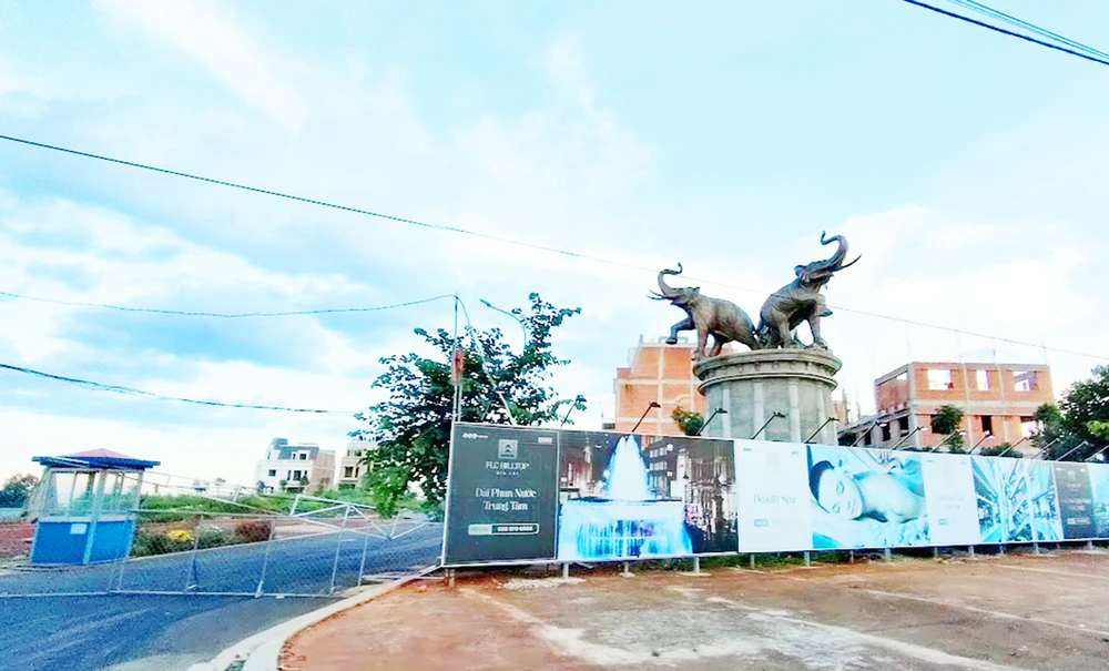 Dự án tổ hợp khách sạn và nhà phố thương mại tại TP Pleiku của Tập đoàn FLC vẫn đình trệ. Ảnh: LK. Tập đoàn FLC dự án nhà phố