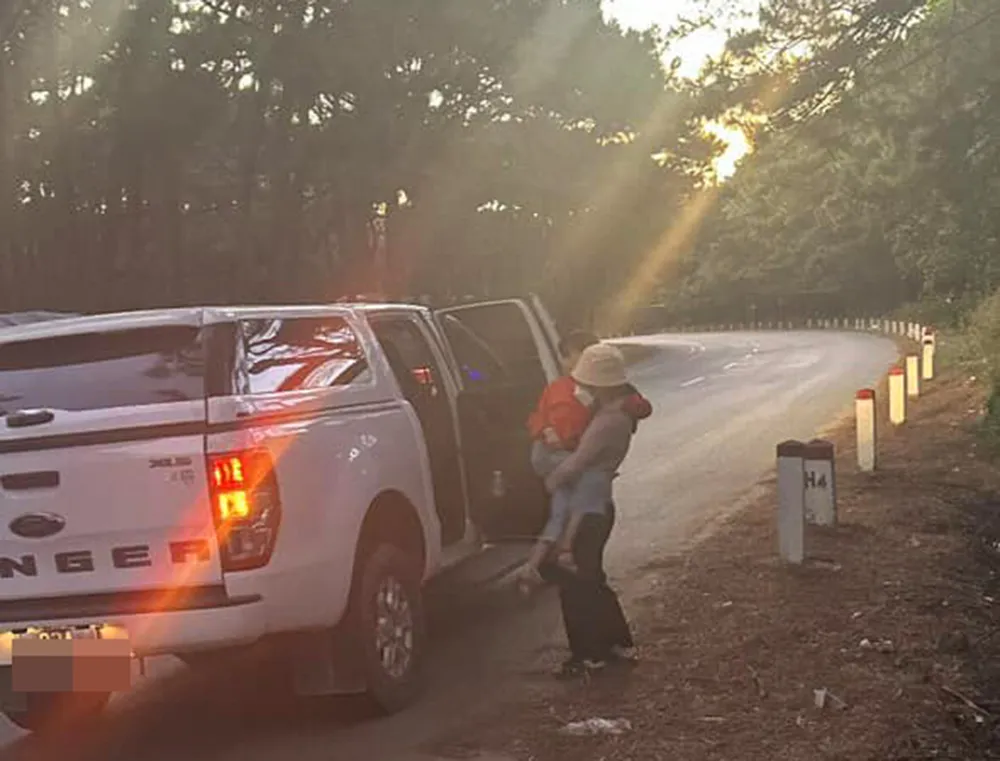 Giải cứu hai cha con