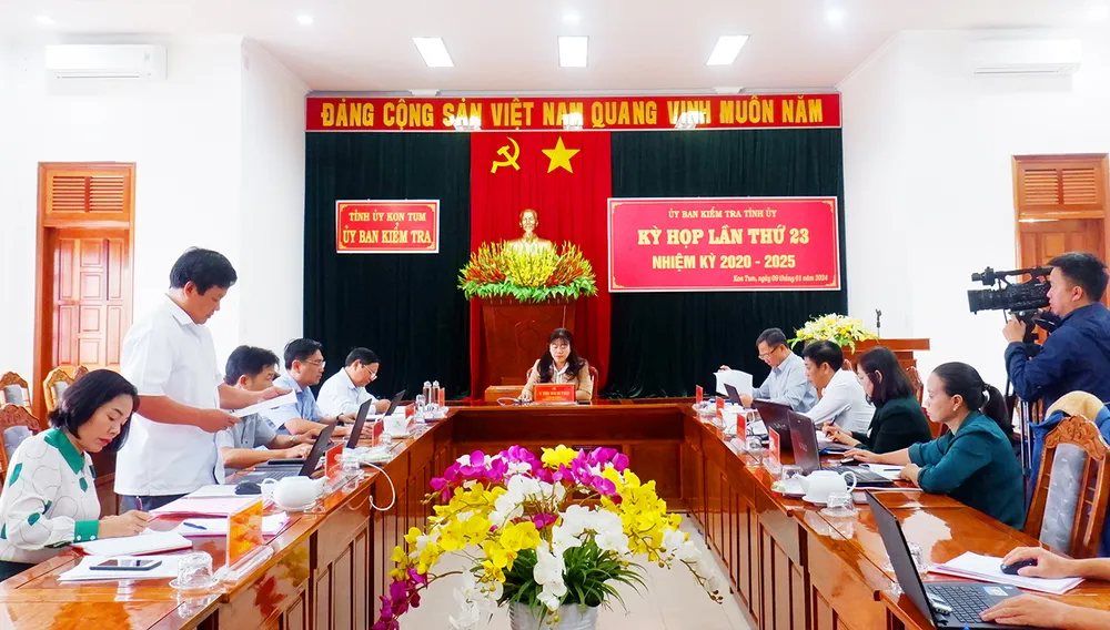 UBKT Tỉnh ủy Kon Tum họp, xem xét kỷ luật nhiều cán bộ liên quan vi phạm tại các dự án của AIC. Ảnh: DĐN. AIC Kon Tum