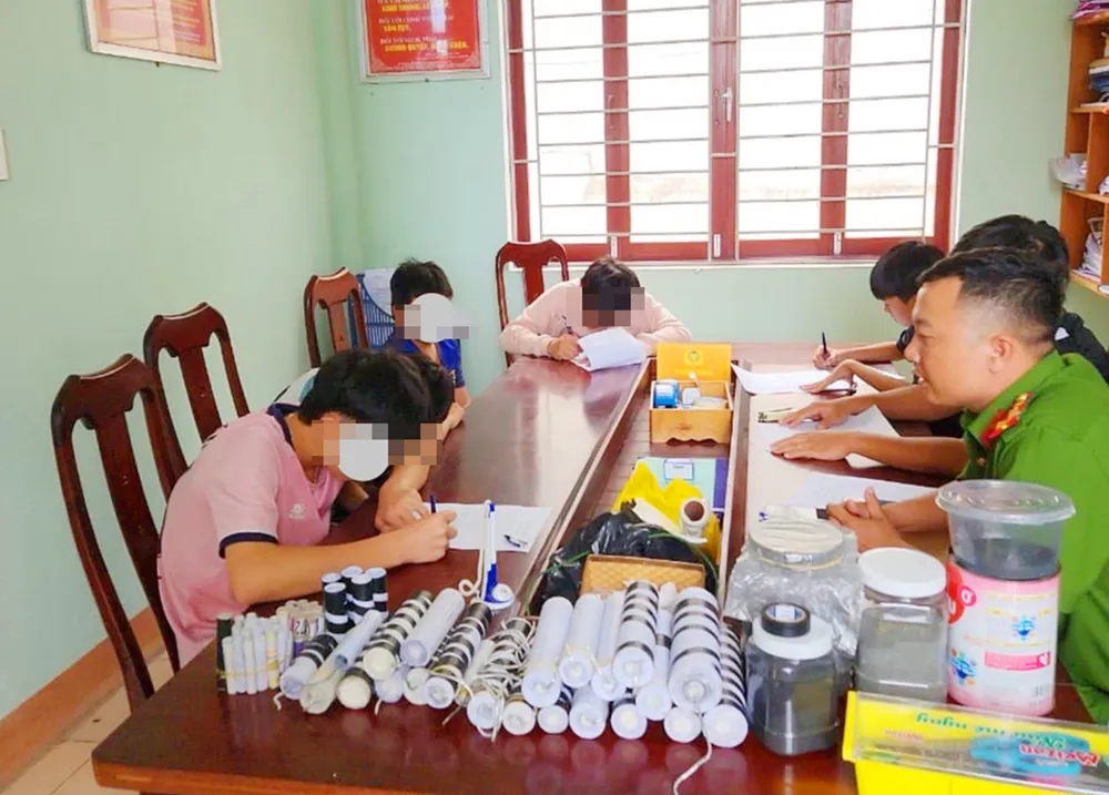 Học sinh chế tạo pháo