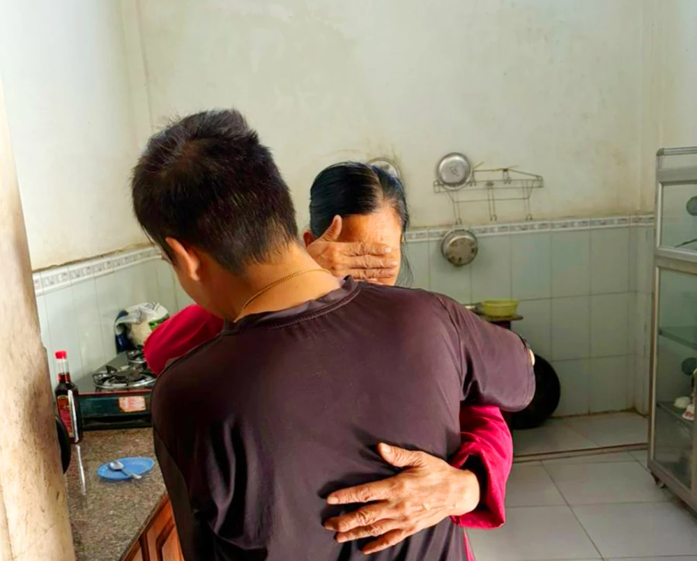 Giai-cuu-7-cong-dan-bi-lua-ban-ra-muoc-ngoai 1.jpg