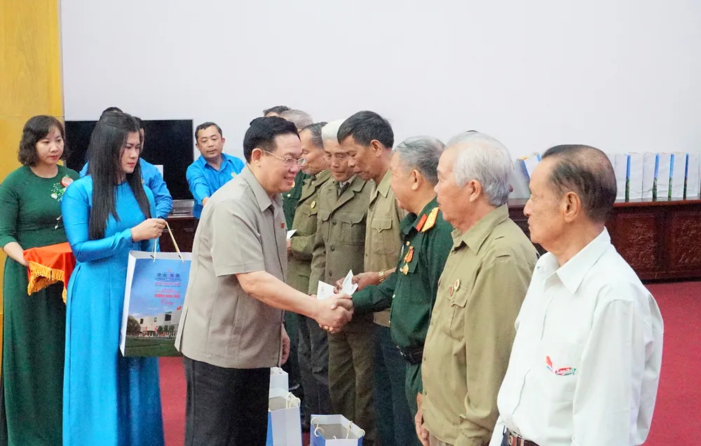 Chủ tịch Quốc Hội Vương Đình Huệ tặng quà Tết