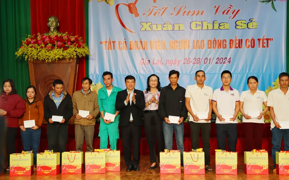 Y Thanh Hà Niê tặng quà Tết ở Gia Lai