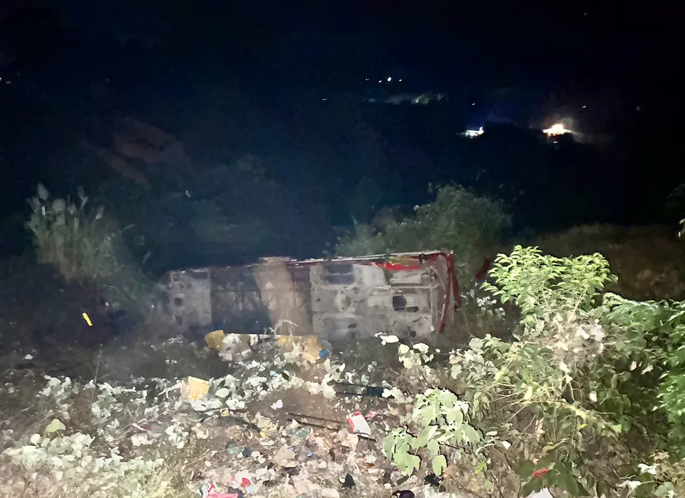 Tai nạn xe khách lao vực