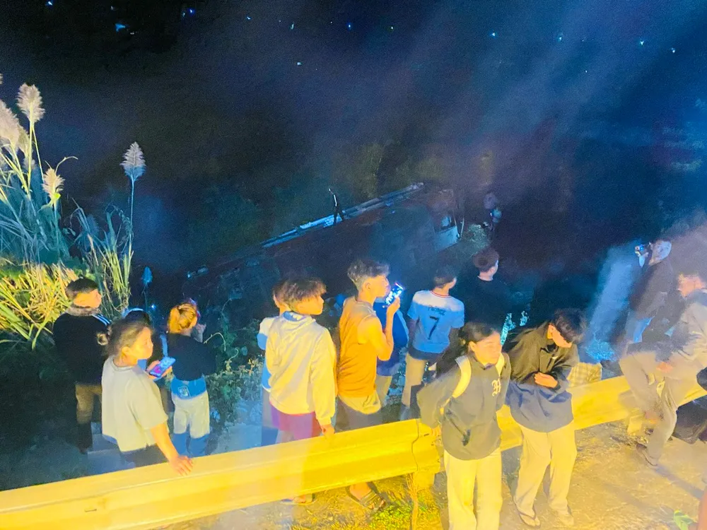 Xe khách lao xuống vực