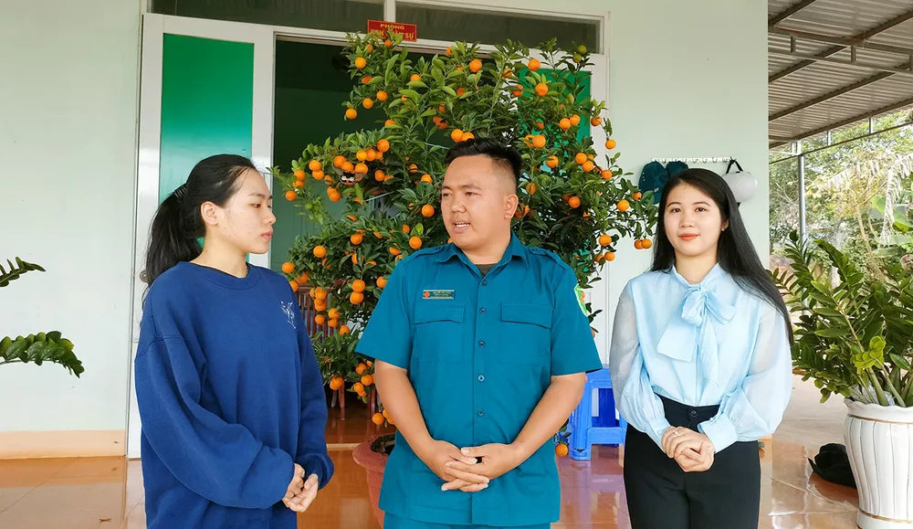 Hai nữ cử nhân Gia Lai viết đơn nhập ngũ