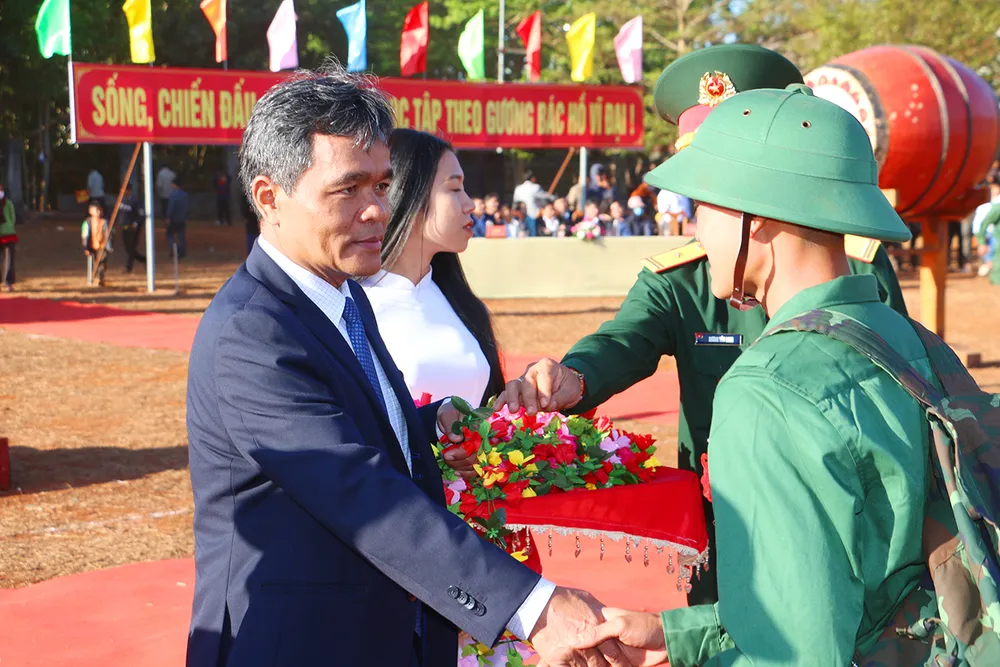 Bí thư Tỉnh ủy Hồ Văn Niên Lễ giao quân lên đường nhập ngũ 2024