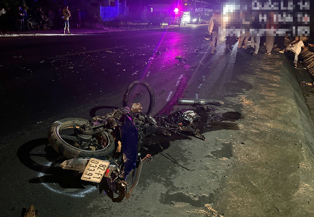 Hiện trường vụ tai nạn khiến hai người đi xe máy tử vong. Ảnh: ĐN. Tai nạn giao thông hai người đi xe máy tử vong