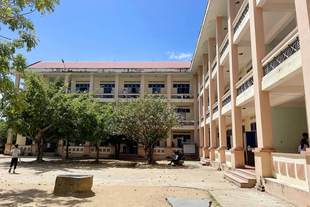 Trường THCS Dân tộc Nội trú huyện Phú Thiện dùng quỹ Hội cha mẹ học sinh để khắc phục một số hạng mục nhà trường bị hư hỏng. Ảnh: VN. Trường Dân tộc Nội trú huyện Phú Thiện dùng tiền quỹ hội phụ huynh