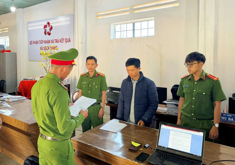 Cơ quan công an công bố lệnh bắt tạm giam, khám xét nơi làm việc của Bùi Thu Ba. Ảnh: CACC. Cán bộ địa chính bị bắt do làm giả giấy chứng nhận sử dụng đất