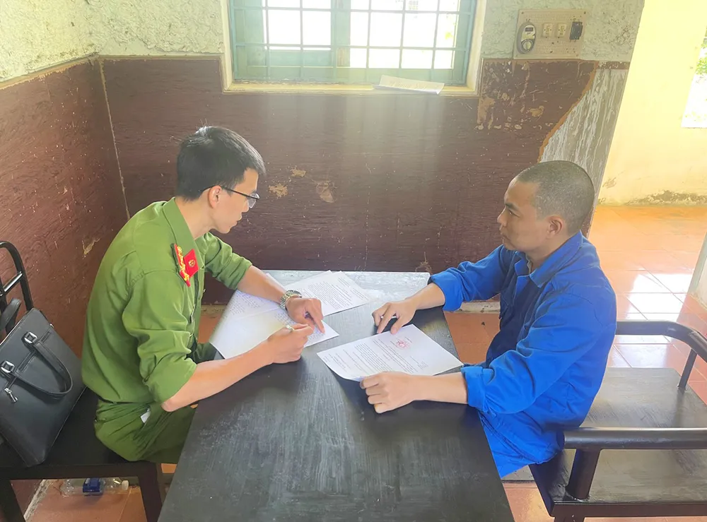 Cơ quan công an bắt giam Nguyễn Hữu Vương. Ảnh: CACC. Mot-can-bo-dia-chinh-bi-bat-do-nhan-hoi-lo-2.jpg