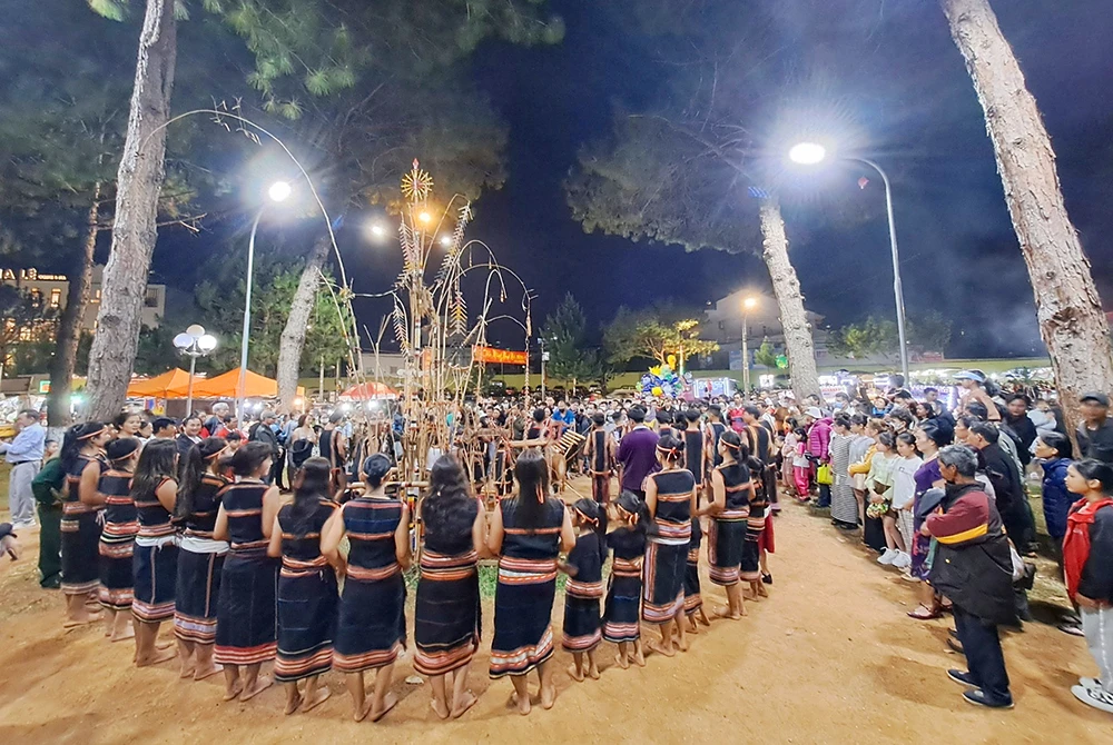 Tiếc nuối cồng chiêng cuối tuần