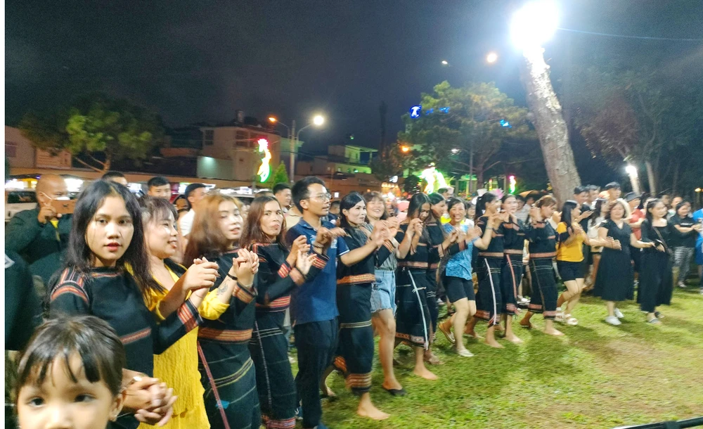 Cồng chiêng cuối tuần