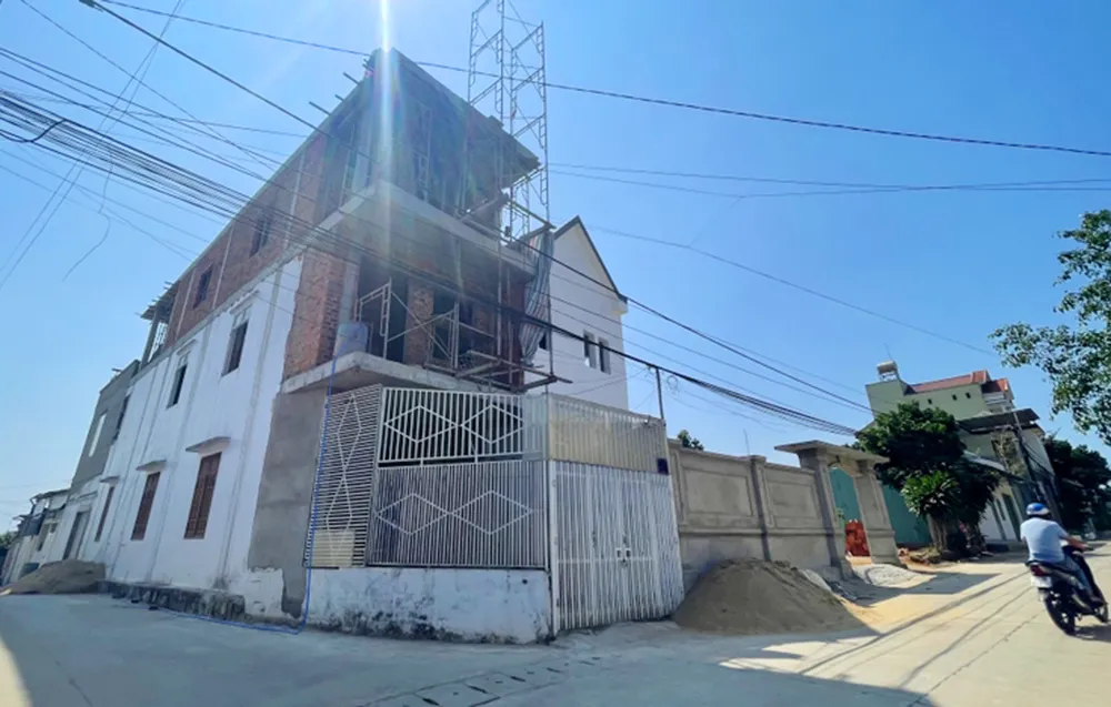 Sập giàn giáo đang thi công khiến hai người thương vong