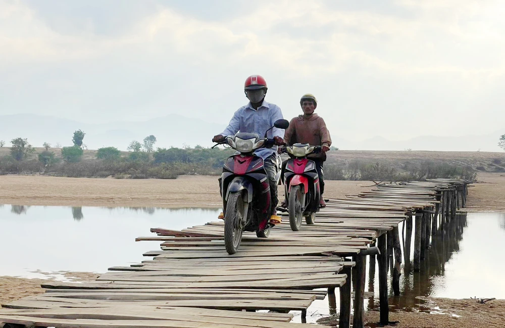 lao-nong-xay-cau-go-bat-qua-song-b-ia-pa-gia-lai 3.jpg