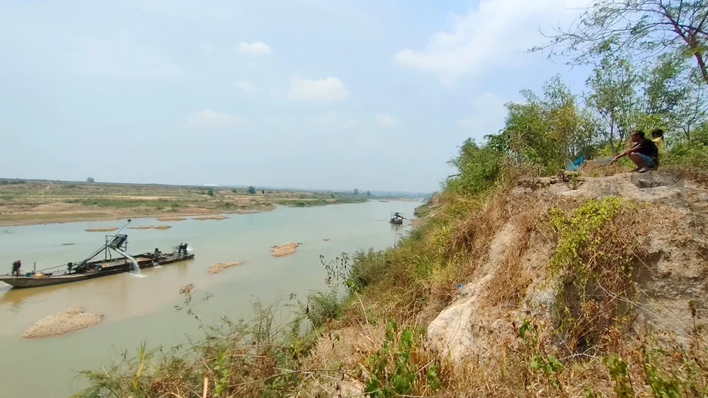 Nhiều tàu hút cát sát bờ sông, đất của người dân xã Đăk Bla bị sông nuốt dần. Ảnh: LK. Sông Đăk Bla mỏ cát dày đặc nguy cơ sạt lở Kon Tum