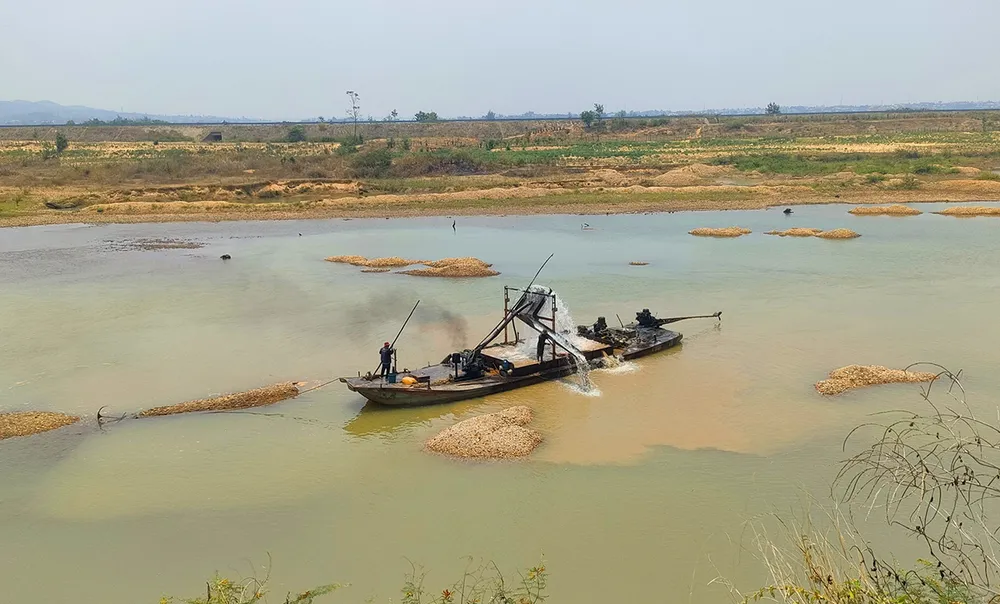 Dòng sông Đăk Bla khô cạn, đục ngầu Ảnh: LK. Sông Đăk Bla Kon Tum mỏ cát dày đặc nguy cơ sạt lở