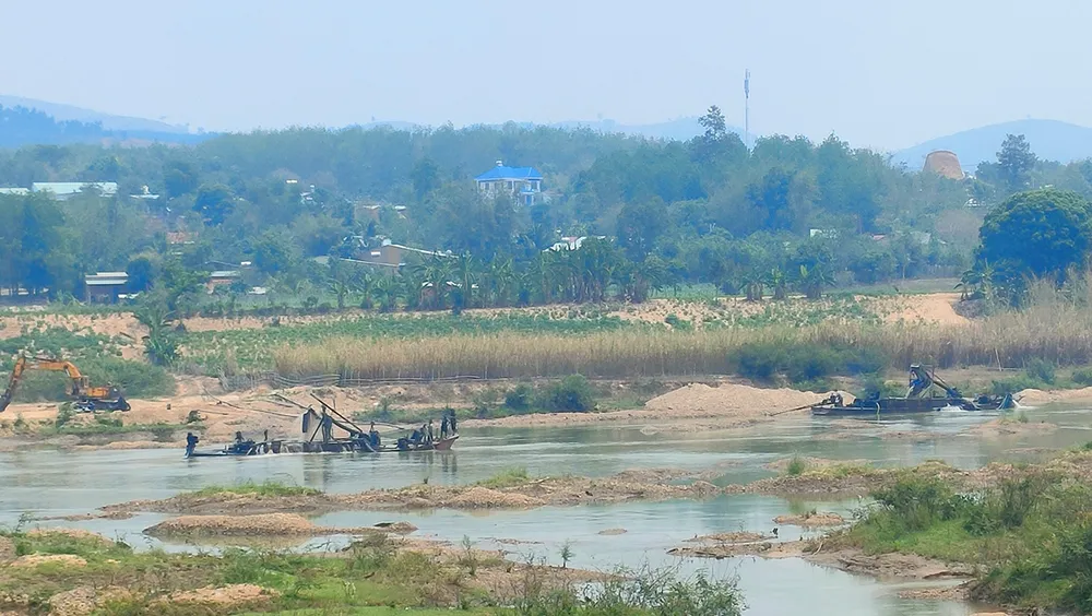 Nhiều tàu hút cát tập trung hút cát trên sông Đăk Bla đoạn qua TP Kon Tum. Ảnh: LK. Sông Đăk Bla Kon Tum mỏ cát dày đặc nguy cơ sạt lở