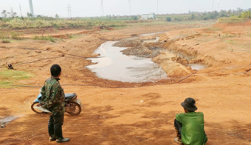 Nông dân thôn Ia Mua (xã Bàu Cạn, huyện Chư Prông, Gia Lai) bất lực nhìn hồ Bàu Nai cạn khô. Ảnh: LK. hạn hán