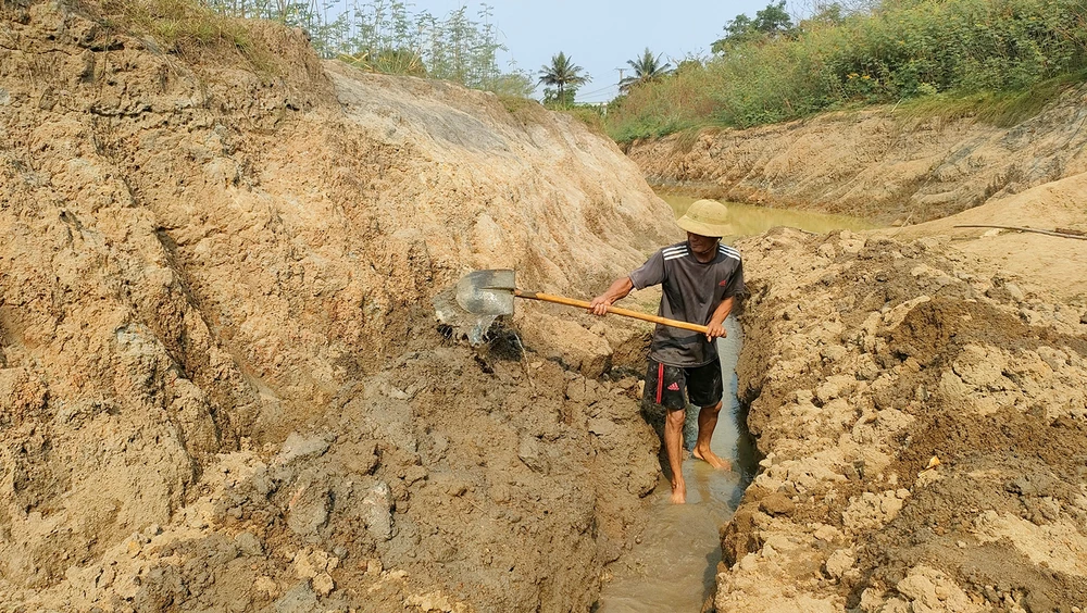 Ngay giữa lòng Hồ Tây (xã Bàu Cạn), người dân đào rãnh, khoét mương để tìm nước giữa mùa khô, hạn hán kéo dài. Ảnh: LK. Nông dân Tây Nguyên quay quắt trong hạn hạn kéo dài