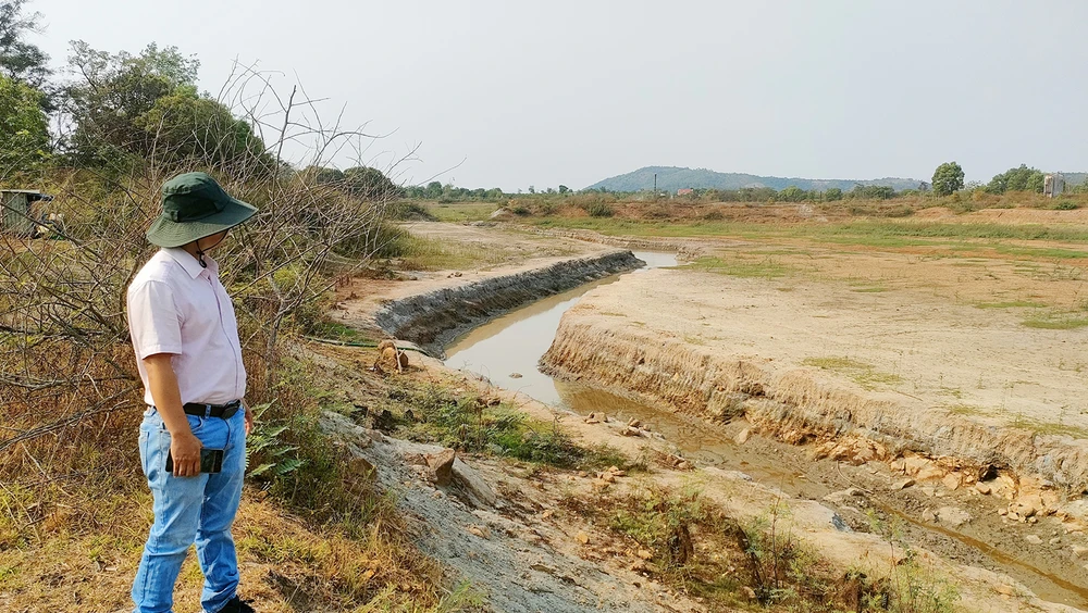 Hồ Tây (xã Bàu Cạn, huyện Chư Prông, Gia Lai) cạn khô. Ảnh: LK. Nông dân Tây Nguyên quay quắt trong hạn hạn kéo dài