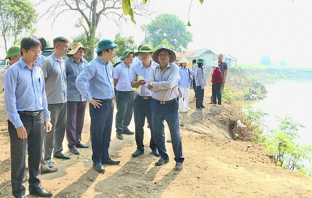 Lãnh đạo UBND tỉnh Gia Lai cùng các cơ quan chức năng khảo sát sông Ba đoạn qua địa bàn huyện Ia Pa. Ảnh: MT. Gia Lai xem xét công bố tình trạng khẩn cấp thiên tai sạt lở sông Ba