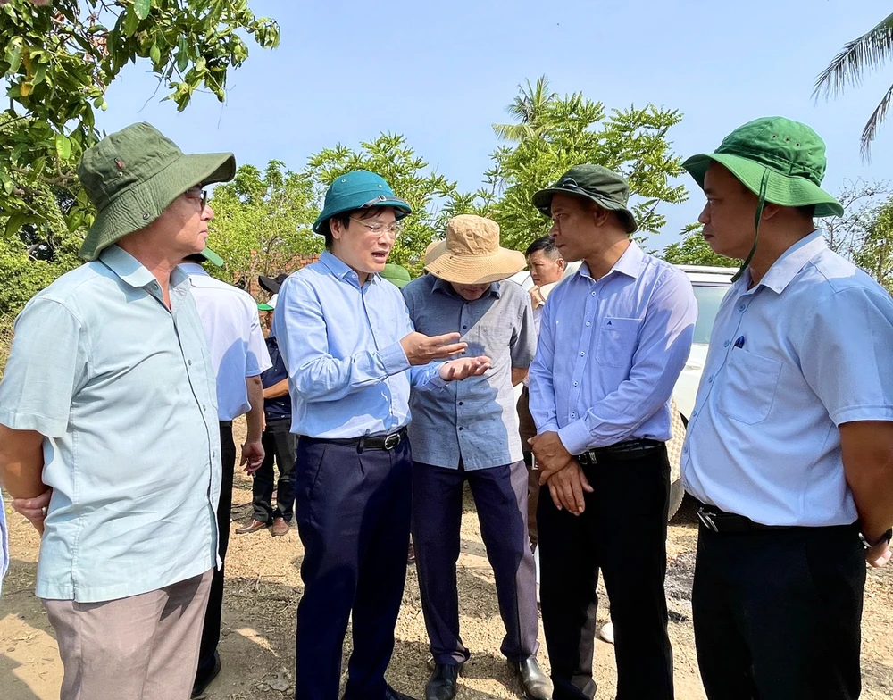 Lãnh đạo tỉnh Gia Lai khảo sát thực tế tình trạng sạt lở bờ sông ở huyện Ia Pa. Ảnh: LK. Gia Lai công bố quyết định tình huống thiên tai khẩn cấp sạt lở huyện Ia Pa