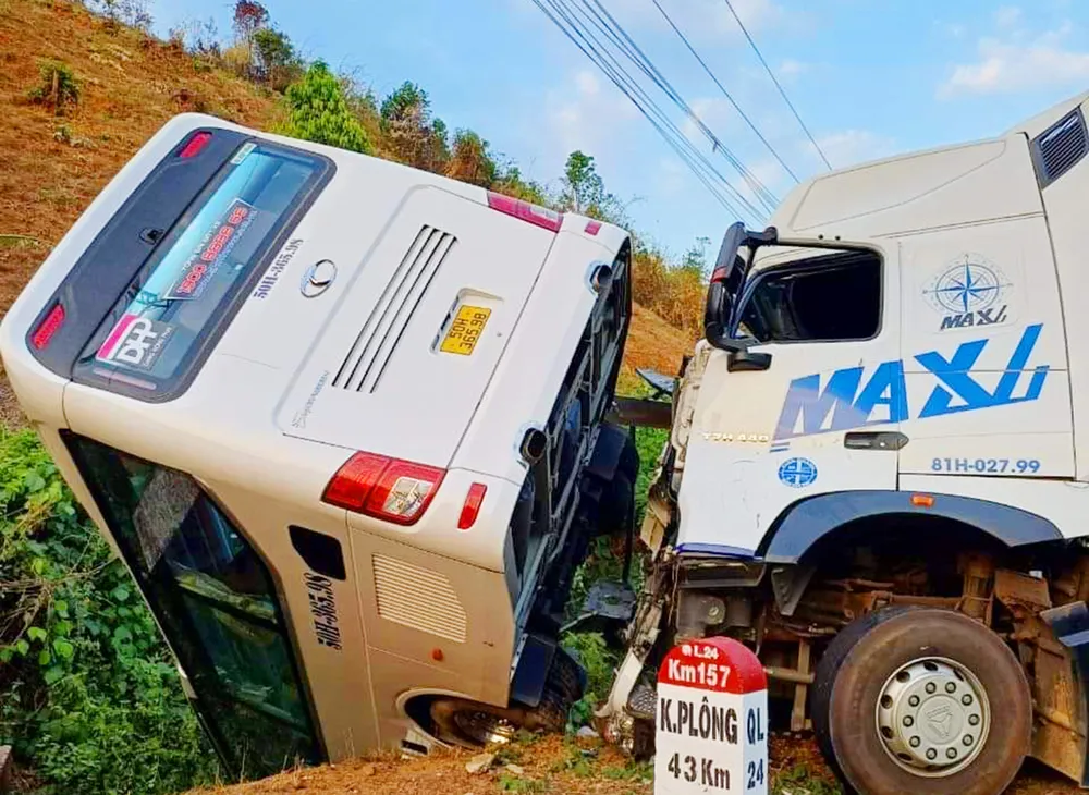 Hiện trường vụ tai nạn. Ảnh: VL. Lái xe khách vượt ẩu gây tai nạn khiến 1 người chết ở Kon Tum