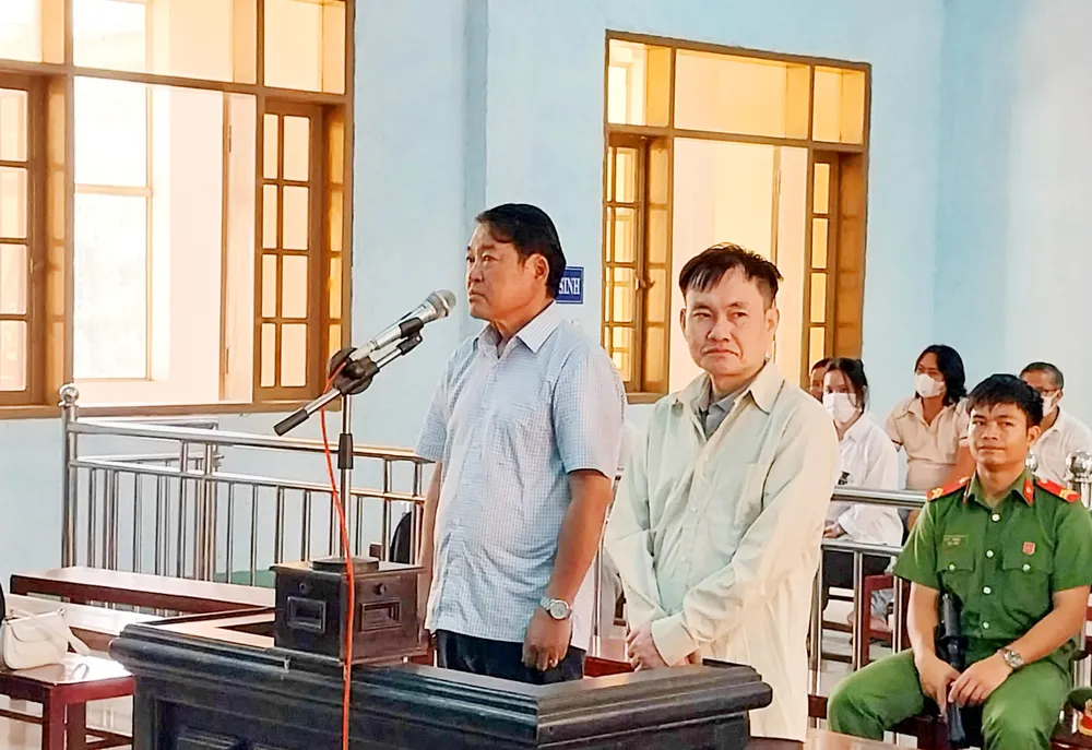 Hai bị cáo Nguyễn Tư Sơn và Trương Quý Sửu tại tòa. Ảnh: LK. cựu giám đốc Sở GD&ĐT tỉnh Gia Lai