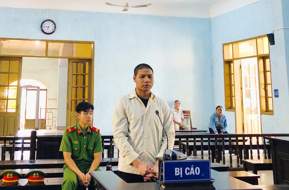Bị cáo Thiên tại tòa. Ảnh: LK. Sát hại vợ hờ do bị vợ đánh sau chầu nhậu
