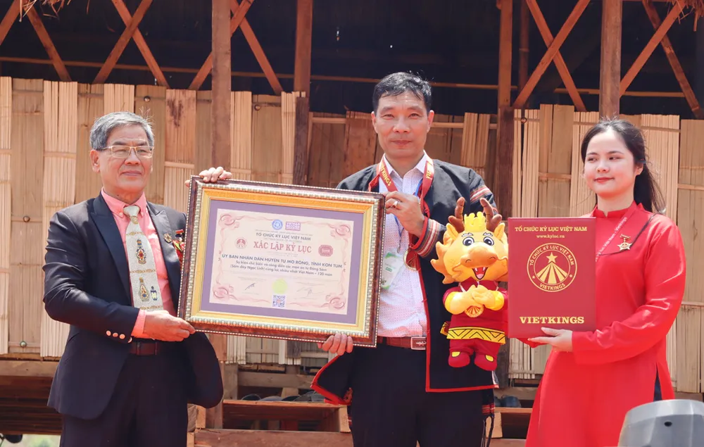 UBND Huyện Tu Mơ Rông xác lập kỷ lục cùng lúc chế biến nhiều món từ sâm dây Ngọc Linh. Ảnh: AK. Xác lập kỷ lục món ăn sâm dây ngọc linh tu mơ rông