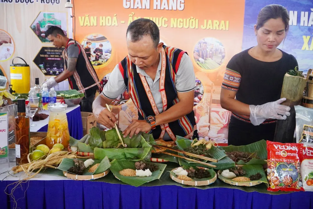 10 đội thi đến từ các xã trên địa bàn huyện Tu Mơ Rông do người Xơ Đăng chế biến. Xac-lap-ky-luc-sam-day-tu-mo-rong-2.jpg