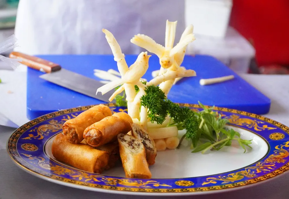 Món ăn chế biến từ sâm dây được các đầu bày biện rất công phu. Ảnh: DN. Xác lập kỷ lục món ăn sâm dây ngọc linh tu mơ rông