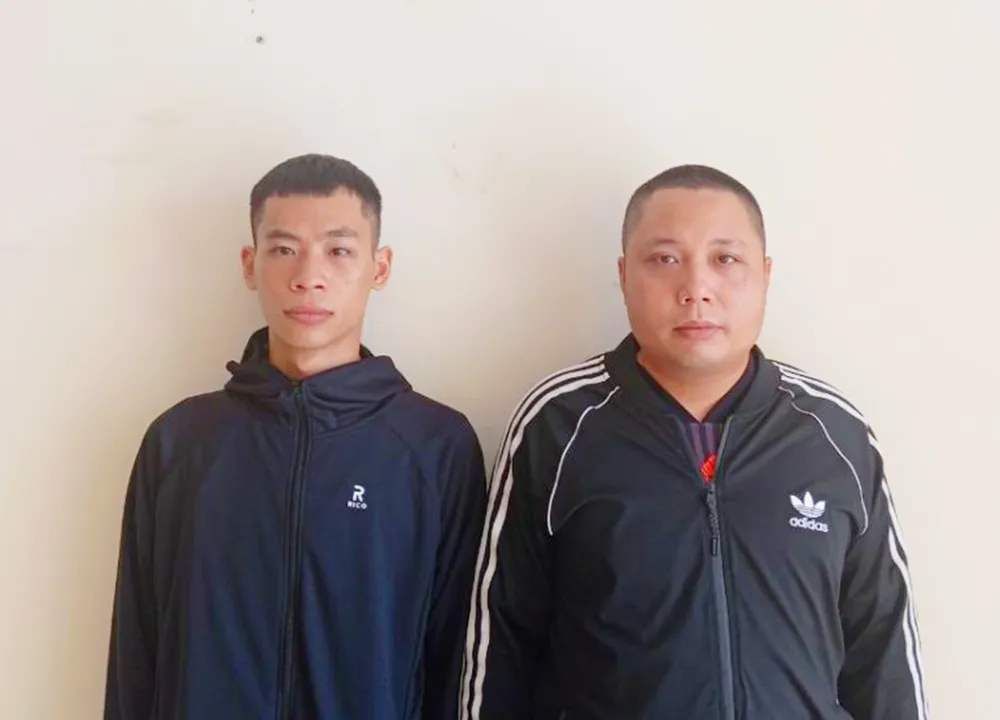 Vũ Đình Công và Đặng Ngọc Phú tại cơ quan công an. Ảnh:CA. Khởi tố 2 thanh niên cho vay lãi suất 365%/năm ở Kon Tum