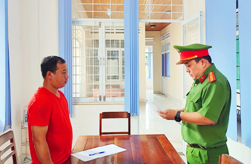 Công an huyện Đắk Đoa tống đạt quyết định khởi tố bị can đối với Nguyễn Tiến Đức. Ảnh: CA. Khởi tố cán bộ địa chính nhận tiền làm sổ hồng ở huyện Đắk Đoa