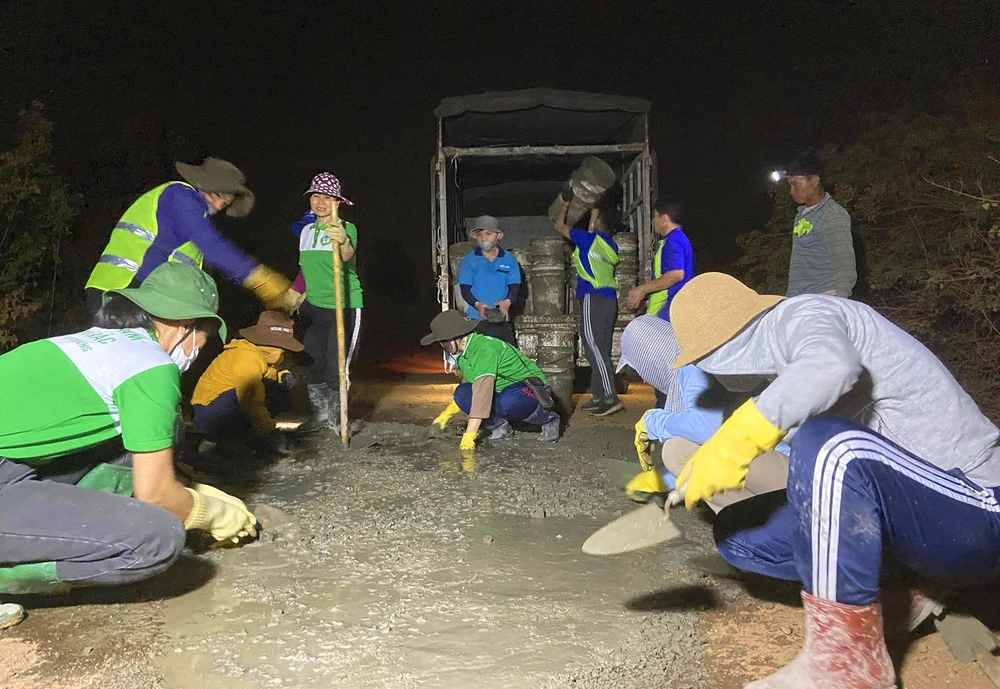 Đến nay, dự án "Tuyến đường bình yên" đã thực hiện vá hơn 20 tuyến đường hư hỏng. Ảnh: TT. Biệt đội vá đường lúc đêm khuya tuyến đường bình yên ở Gia Lai