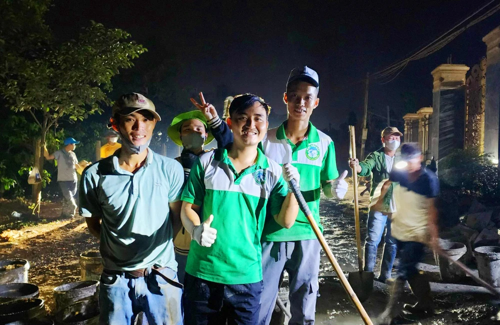 Anh Lê Tuấn Thành, Chủ nhiệm dự án "Tuyến đường bình yên" cùng các thành viên dự án vá đường hẻm 125 Hoàng Sa, phường Ia Kring, TP Pleiku. Ảnh: TT. Biệt đội vá đường lúc đêm khuya tuyến đường bình yên ở Gia Lai
