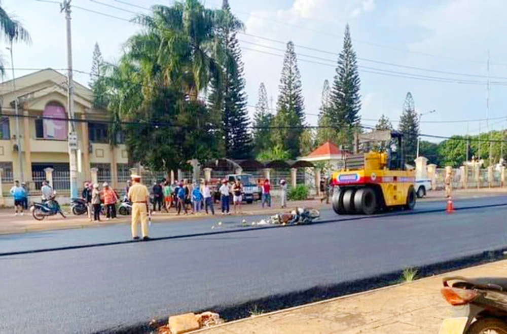 Đoạn đường xảy ra vụ tai nạn. Ảnh: TNGL. Bà chở cháu qua đường thiếu quan sát khiến xe lu cán cháu tử vong