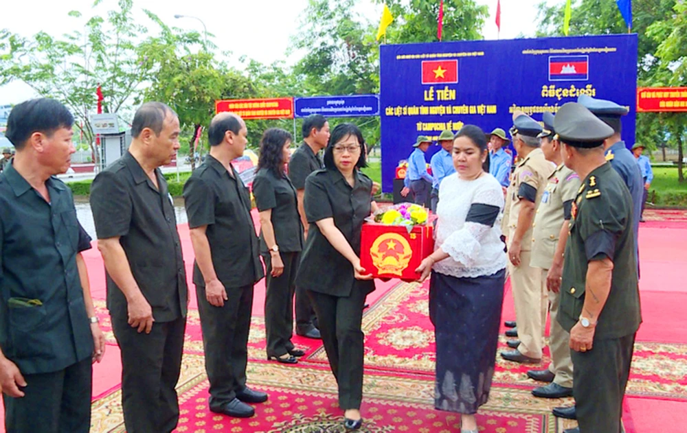 Lễ tiễn đưa hài cốt liệt sĩ về nước. Ảnh: ĐH. Le-don-hai-cot-liet-si-campuchia-ve-nuoc.jpg