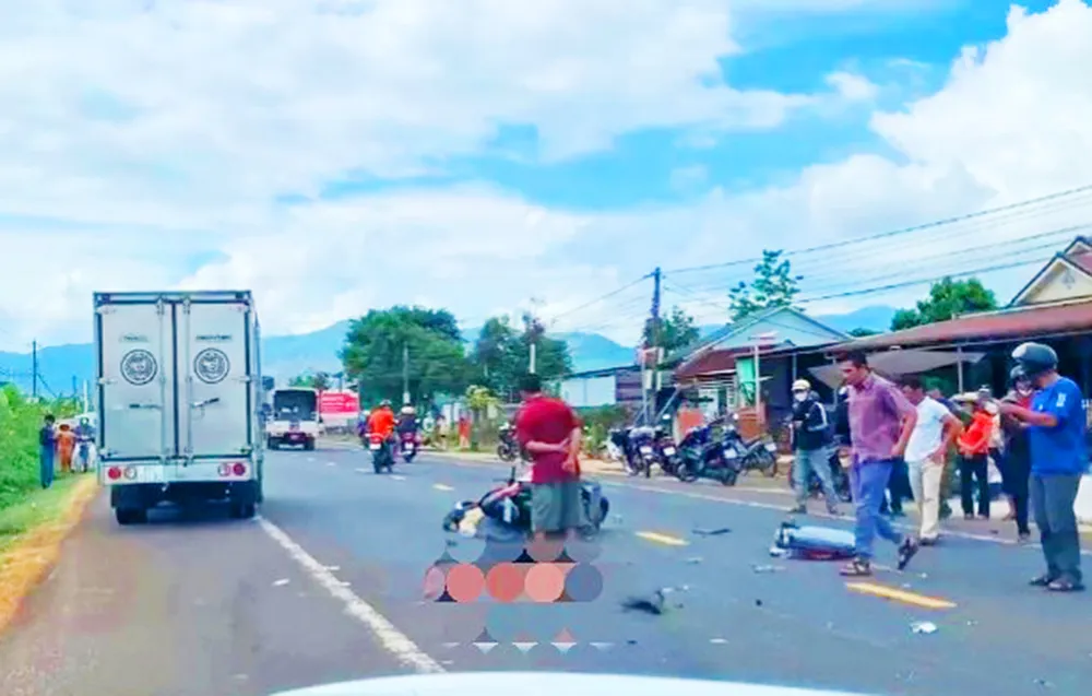 Vụ tai nạn giữa xe máy và ô tô khách khiến 2 người tử vong tịa huyện Chư Păh Gia Lai