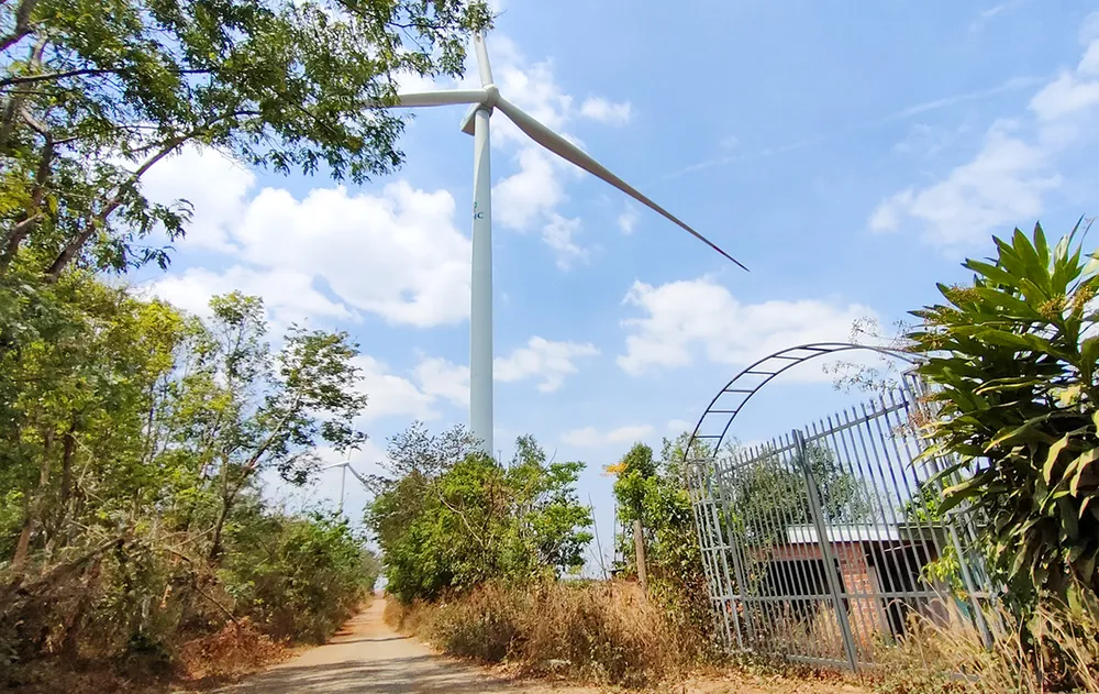 Hộ ông Nguyễn Văn Tấn (xã Ia Pếch, huyện Ia Grai) nằm trong phạm vi hành lang an toàn của cột tháp gió. Ảnh: LK. Chính quyền địa phương và doanh nghiệp lúng túng đền bù trong phạm vi hành lang an toàn của cột tháp gió