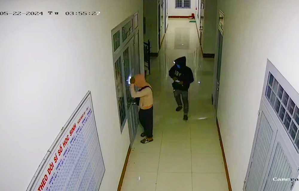 Camera an ninh của trường ghi lại cảnh hai thanh niên đột nhập khu làm việc của trường trộm cắp. Ảnh: CA Đột nhập trường học trộm cắp tài sản ở kon tum