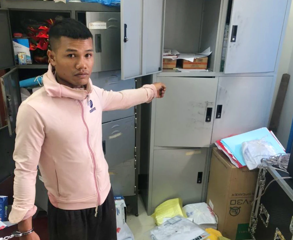 A Linh tại hiện trường. Ảnh: CA. Đột nhập trường học trộm cắp tài sản ở kon tum
