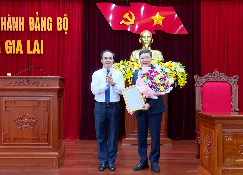 Ông Vũ Chiến Thắng, Ủy viên Ban cán sự đảng Bộ, Bí thư Đảng ủy, Thứ Trưởng Bộ Nội vụ đã trao quyết định cho ông Trương Hải Long (bên phải). Ảnh: LK. Thủ tướng bổ nhiệm ông Trương Hải Long, Chủ tịch UBND tỉnh Gia Lai làm Thứ trưởng Bộ Nội vụ