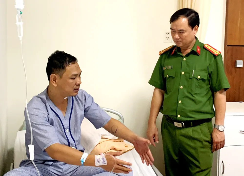 Đại tá Dương Văn Long, Phó Giám đốc Công an tỉnh thăm hỏi, động viên Trung tá Trương Công Cường. Ảnh: CA. Hai-chien-si-cong-an-Bi-dam-trong-thuuong-khi-bat-toi-phạm-ma-tuy 2.jpg